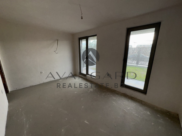 Двустаен с Двор/ Гребната