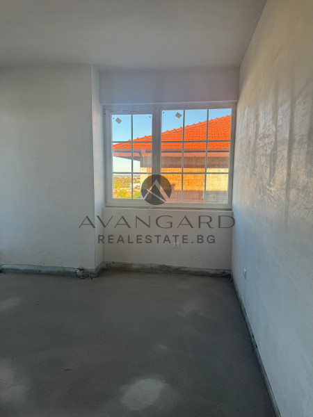 House with GARAGE and THREE parking spaces / Belashtitsa