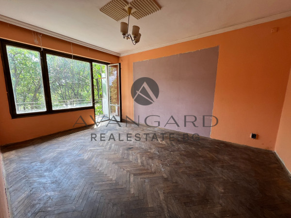 One -bedroom apartment with three separate rooms in Kamenitsa 1