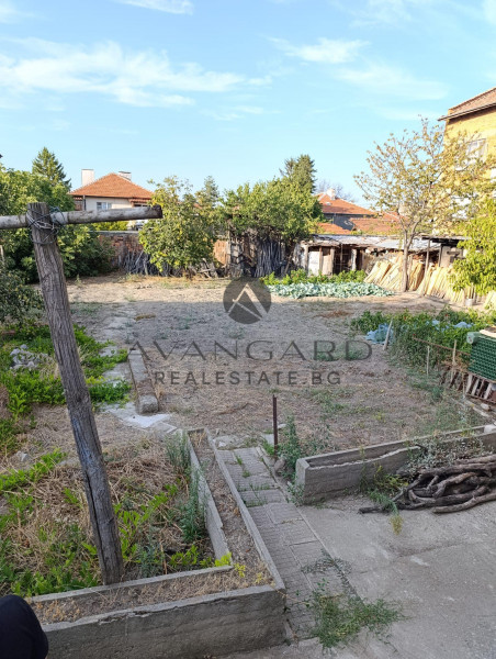 Floor of a house with basement and yard / Proslav