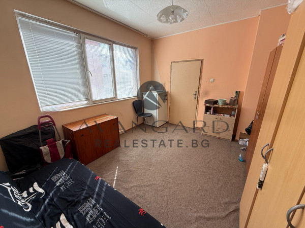 ДВУСТАЕН АПАРТАМЕНТ С ТРИ ОТДЕЛНИ СТАИ ДО ВСИ