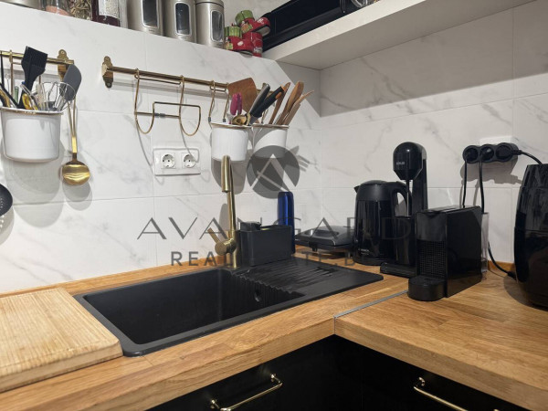 ДВУСТАЕН ОБЗАВЕДЕН АПАРТАМЕНТ С ГАРАЖ В  ОСТРОМИЛА!