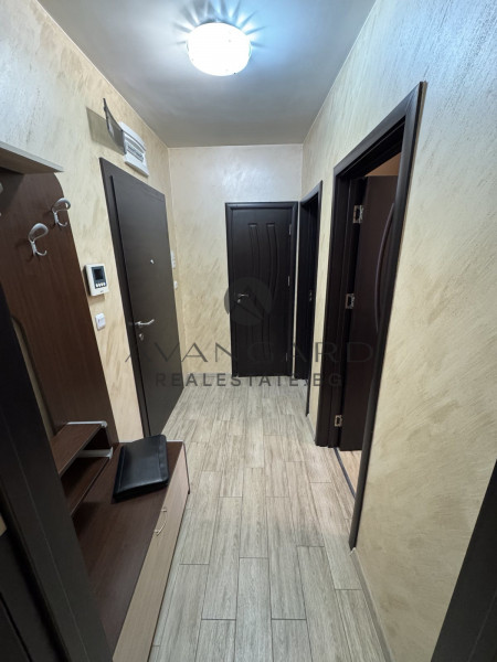 Тристаен обзаведен / Кючук Париж