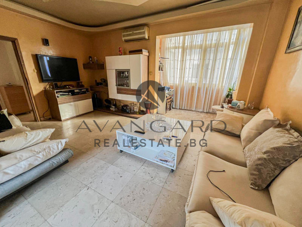 FOUR-ROOM APARTMENT IN KAMENITSA 1