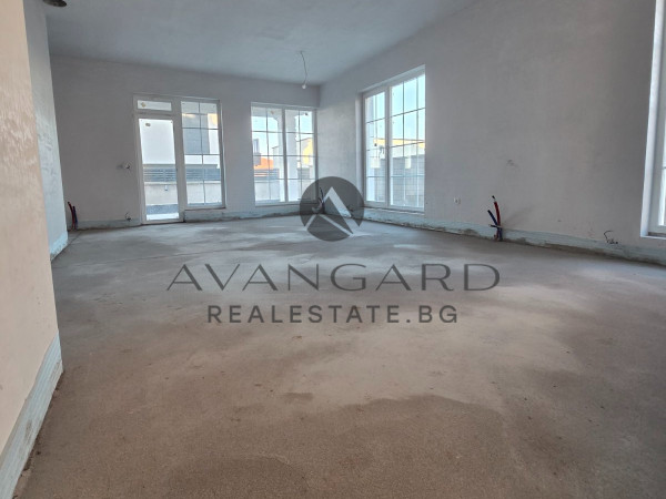 Къща с ГАРАЖ и ТРИ паркоместа / Белащица