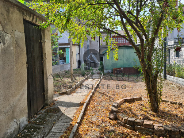 Floor of a House with yard and garage / Smirnenski