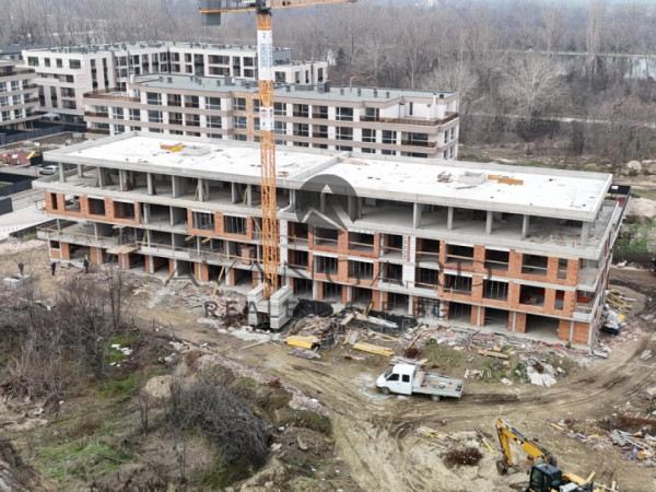 Тристаен апартамент в малка сграда до Гребна база