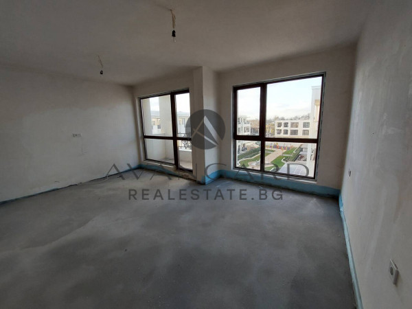 Четиристаен с ГАРАЖ И ПАРКОМЯСТО ГРЕБНА БАЗА