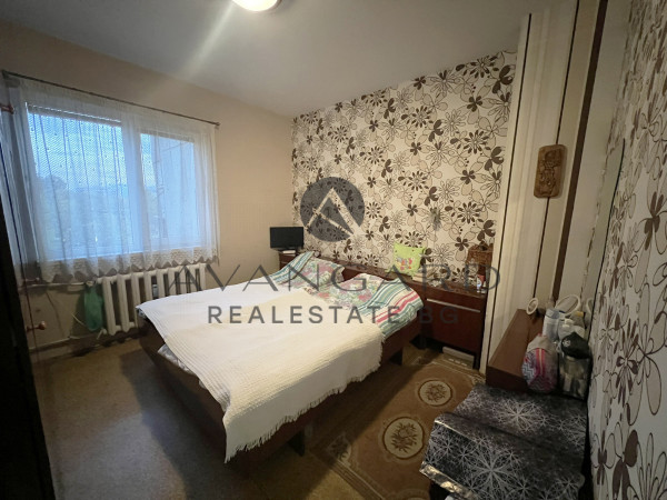 Тристаен апартамент до ПОЛИКЛИНИКАТА