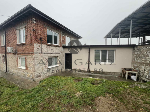 Двуетажна къща с. Брестовица