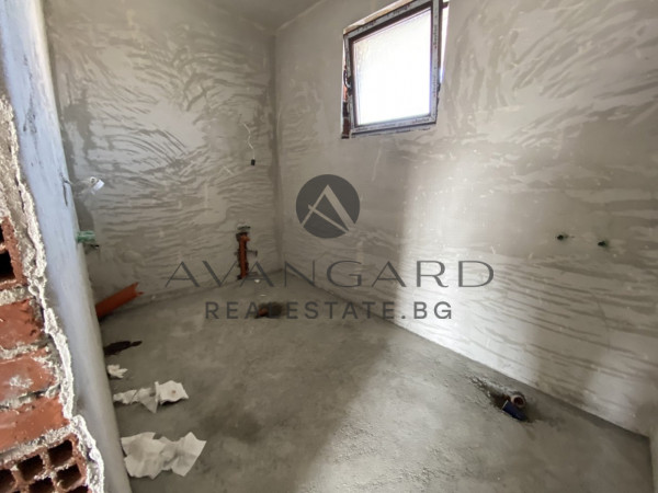 ИЗГОДНО! Обширен Тристаен Остромила