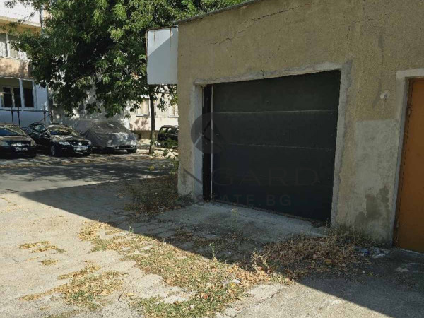 Ground floor garage with channel / Sugar Factory