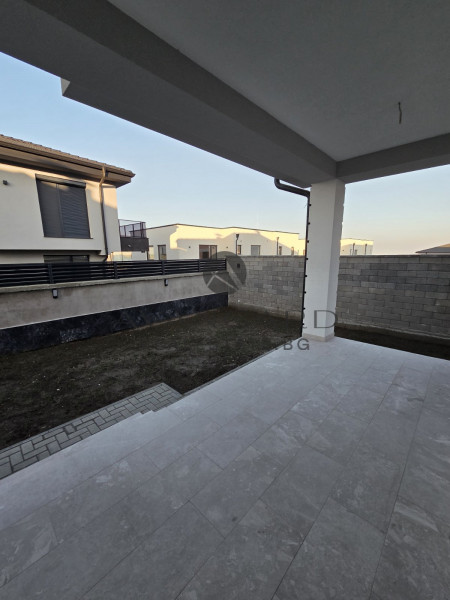 House with GARAGE and THREE parking spaces / Belashtitsa