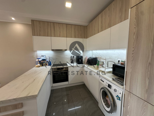 ОБЗАВЕДЕН ТРИСТАЕН В ЛУКСОЗНА СГРАДА !