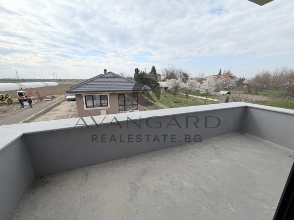 ДВУЕТАЖНА КЪЩА С ДВЕ ПАРКОМЕСТА ПРЕД АКТ 16