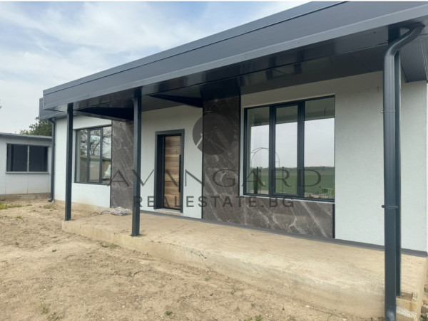 САМОСТОЯТЕЛНА КЪЩА С ДВОР! с. Скутаре