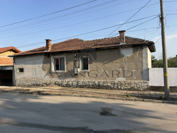 КЪЩА С ДВОР В ЦЕНТЪРА НА с.КАТУНИЦА