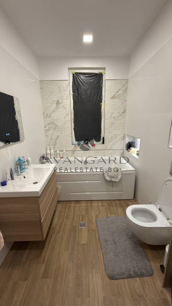 Къща с 2 покрити паркоместа/ Гребна база