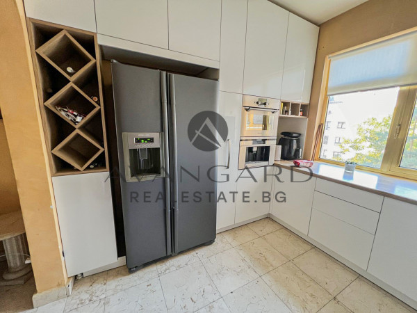 FOUR-ROOM APARTMENT IN KAMENITSA 1