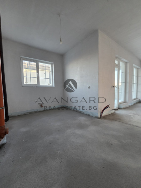 House with GARAGE and THREE parking spaces / Belashtitsa