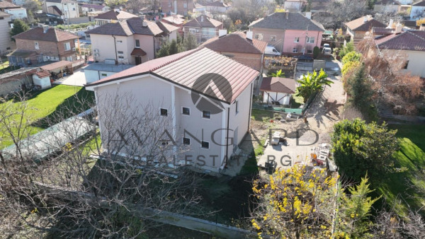 Самостоятелна двуетажна къща с акт 16 в Крумово