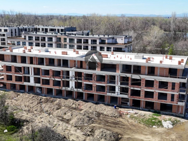 Малка луксозна сграда до Гребна база