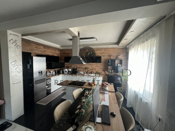 ТРИЕТАЖНА КЪЩА С ДВОР И РАЗРАБОТЕН БИЗНЕС