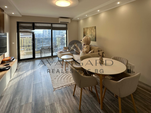 ОБЗАВЕДЕН ТРИСТАЕН В ЛУКСОЗНА СГРАДА !