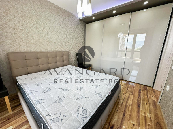 Spacious furnished one -bedroom / new building / south exposure