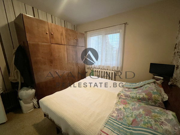 Тристаен апартамент до ПОЛИКЛИНИКАТА