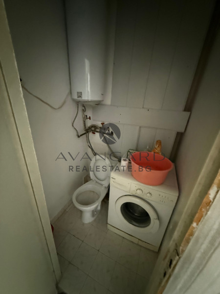 Двустаен с три отделни стаи до бенз. Хаджията Груев