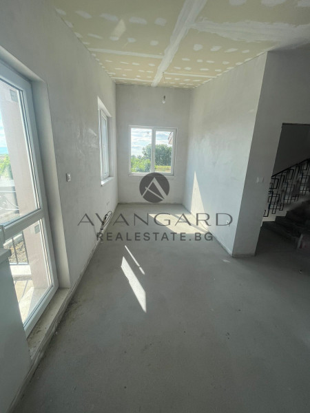 DETACHED HOUSE WITH YARD in the village of ZLATITRAP