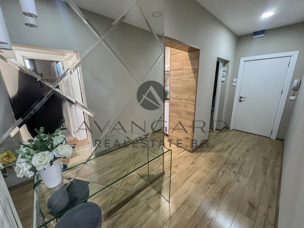 LUXURIOUSLY FURNISHED MULTI-ROOM APARTMENT