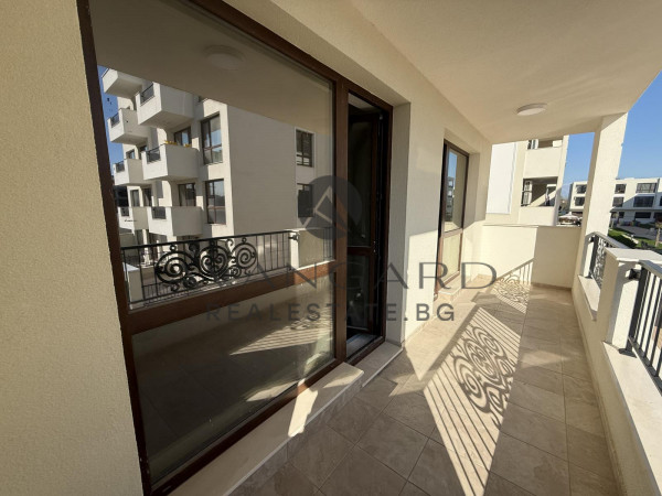 Тристаен луксозна сграда Гребна база