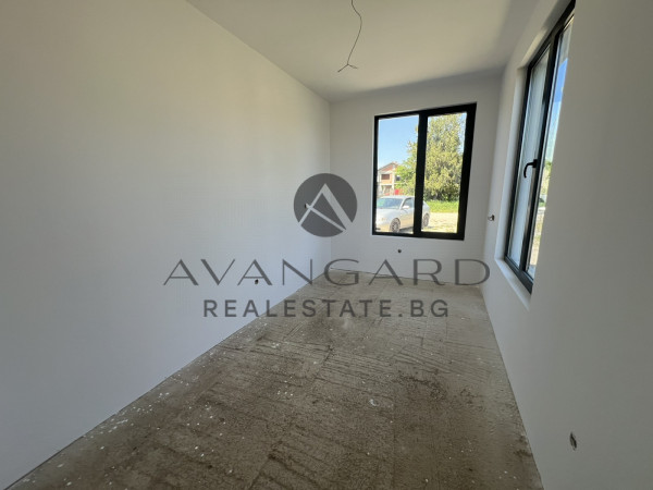 САМОСТОЯТЕЛНА КЪЩА С ДВОР! с. Скутаре