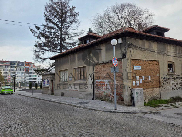 A HOUSE WITH A YARD IN THE CENTER OF THE CITY !!!