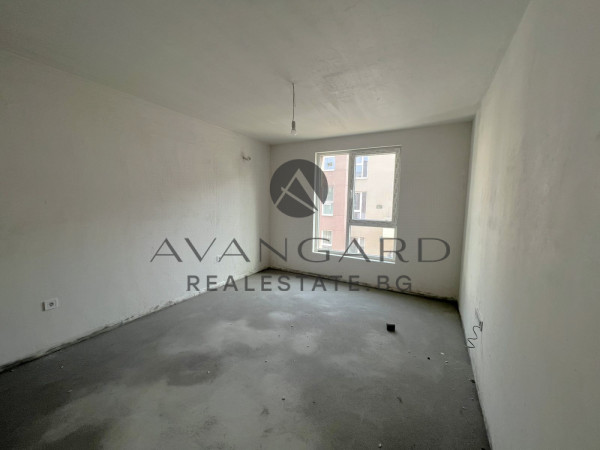 Просторен Двустаен / Христо Смирненски