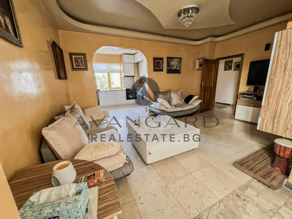 FOUR-ROOM APARTMENT IN KAMENITSA 1