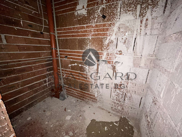 ОБШИРЕН ЧЕТИРИСТАЕН ОСТРОМИЛА