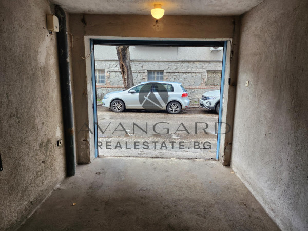 Ground floor garage next to the Saturday market