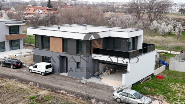 ДВУЕТАЖНА КЪЩА С ДВОЕН ГАРАЖ  ПРЕД АКТ 16