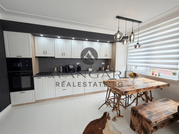 ЛУКСОЗЕН ТРИСТАЕН В МАЛКА СГРАДА !