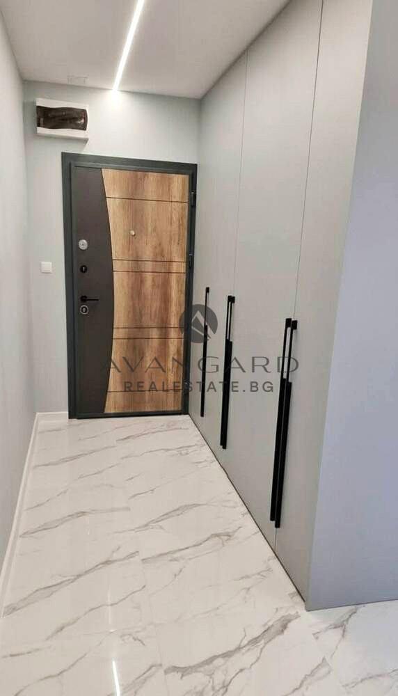 ОБЗАВЕДЕН ТРИСТАЕН / КЪРШИЯКА