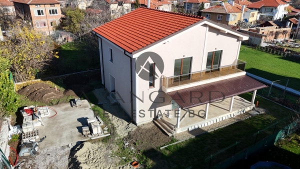 Самостоятелна двуетажна къща с акт 16 в Крумово