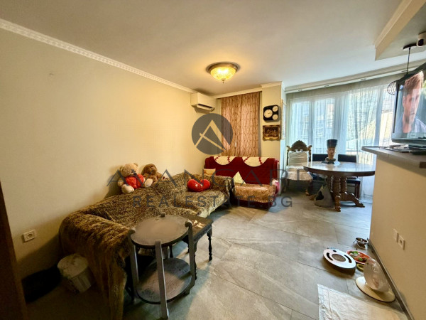 ДВУСТАЕН ЧЕТВЪРТЪК ПАЗАРА