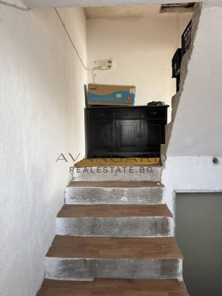 МАСИВНА КЪЩА С ДВОР! СКУТАРЕ!