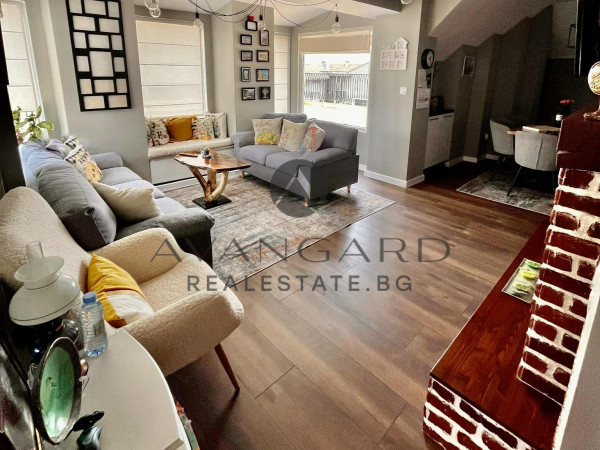 Stylish two -bedroom apartment! Separate on the floor! South!