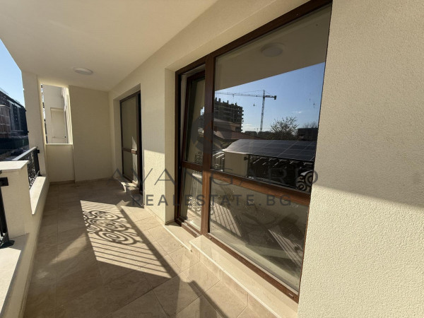 Тристаен луксозна сграда Гребна база