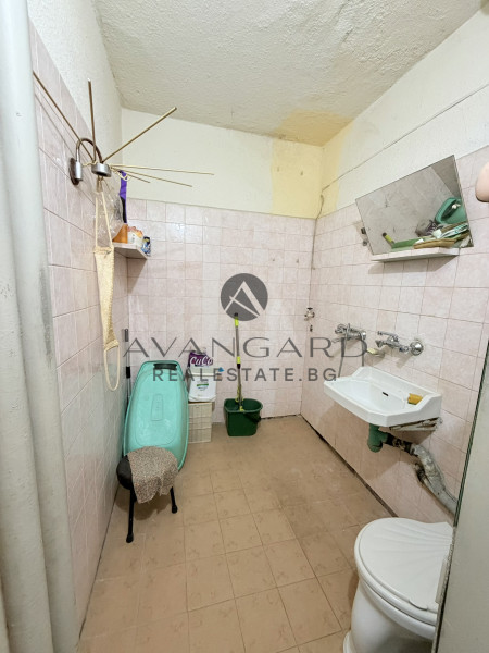 ДВУСТАЕН С ТРИ ОТДЕЛНИ СТАИ ДО ПАНАИРА