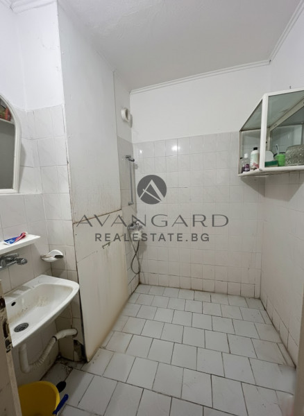 Тристаен апартамент до ПОЛИКЛИНИКАТА